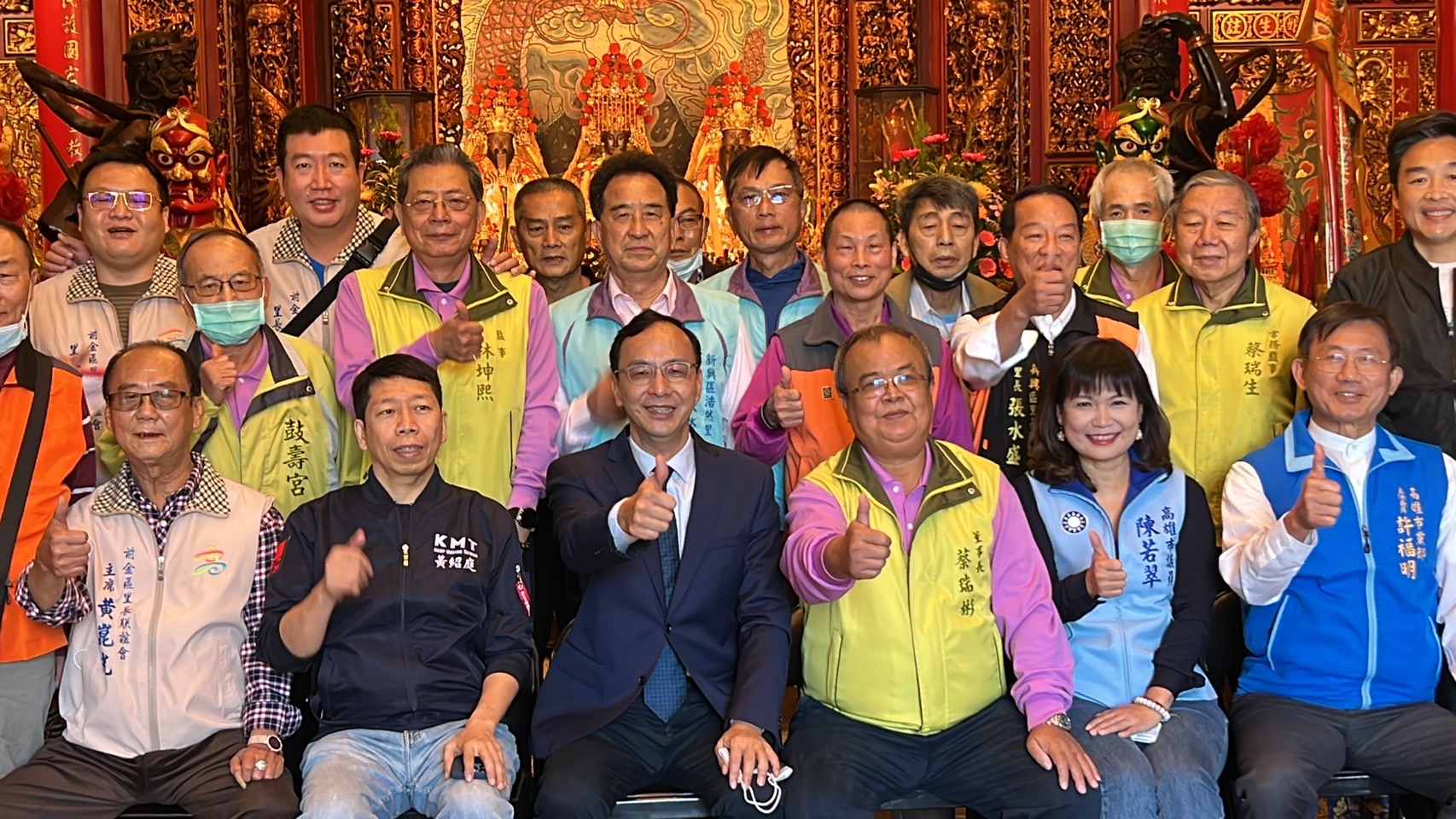 前高雄市長韓國瑜新書發表會吸引眾多民眾參加，國民黨主席朱立倫3日到高雄大港埔鼓壽宮參拜受訪時表示，希望每一個國民黨同志都更受歡迎。(國民黨提供)