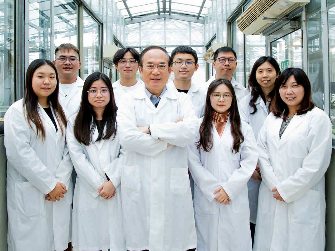 中興大學教授楊長賢(前排中)感謝研究團隊歷年的付出。(中興大學提供)