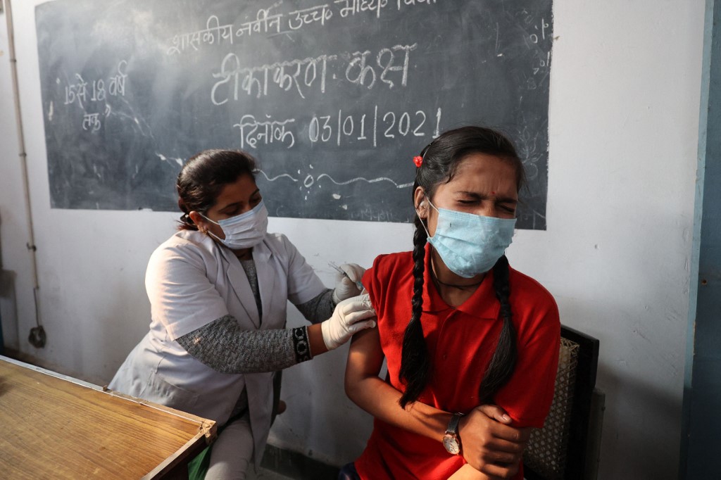 印度開始為青少年接種疫苗。(AFP)