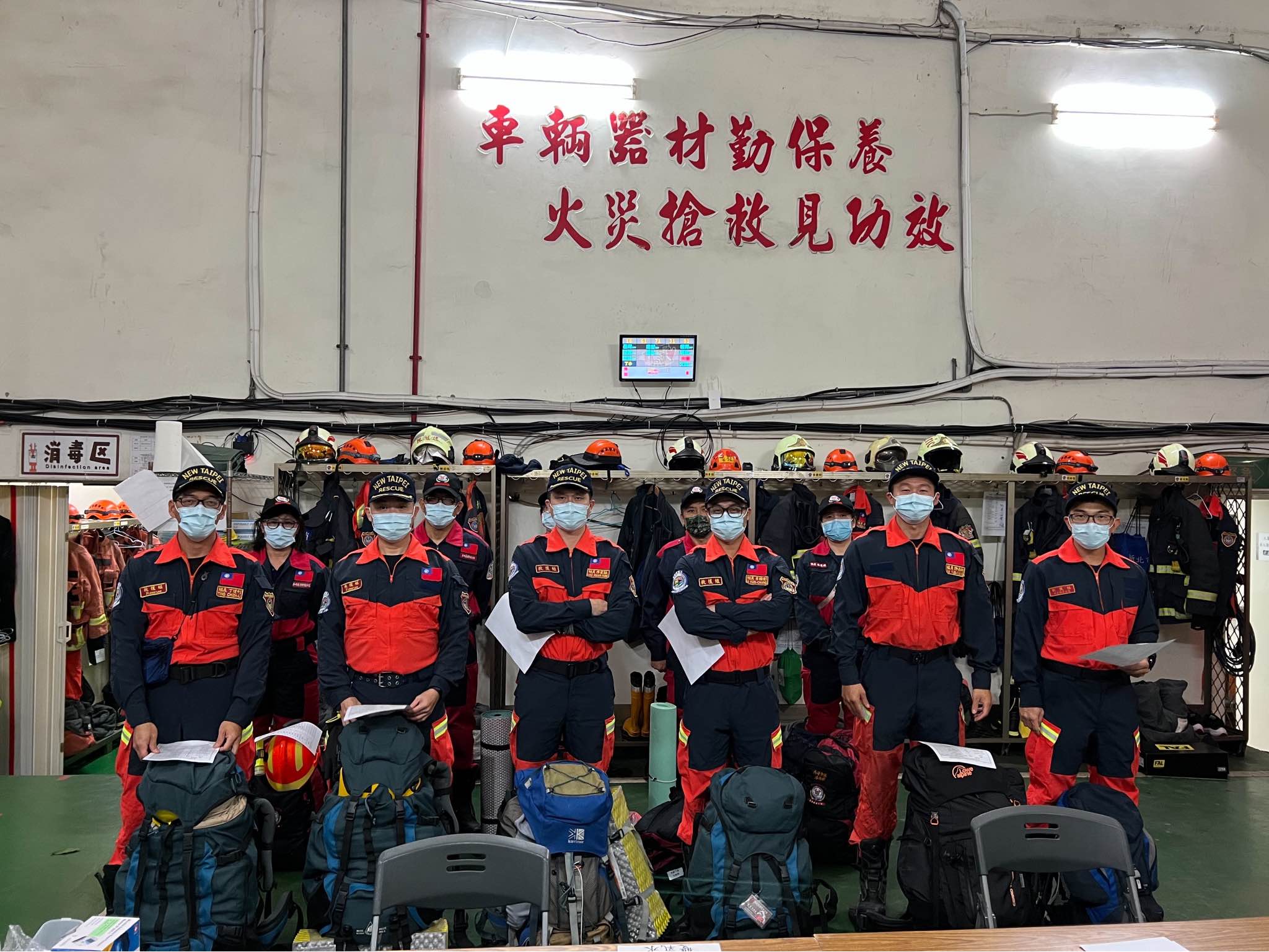 新北市三重地區有3起民眾受困電梯事件，經過新北市消防局派員搶救，至晚間18時30分許，受困民眾都已脫困。(圖:新北市消防局臉書)