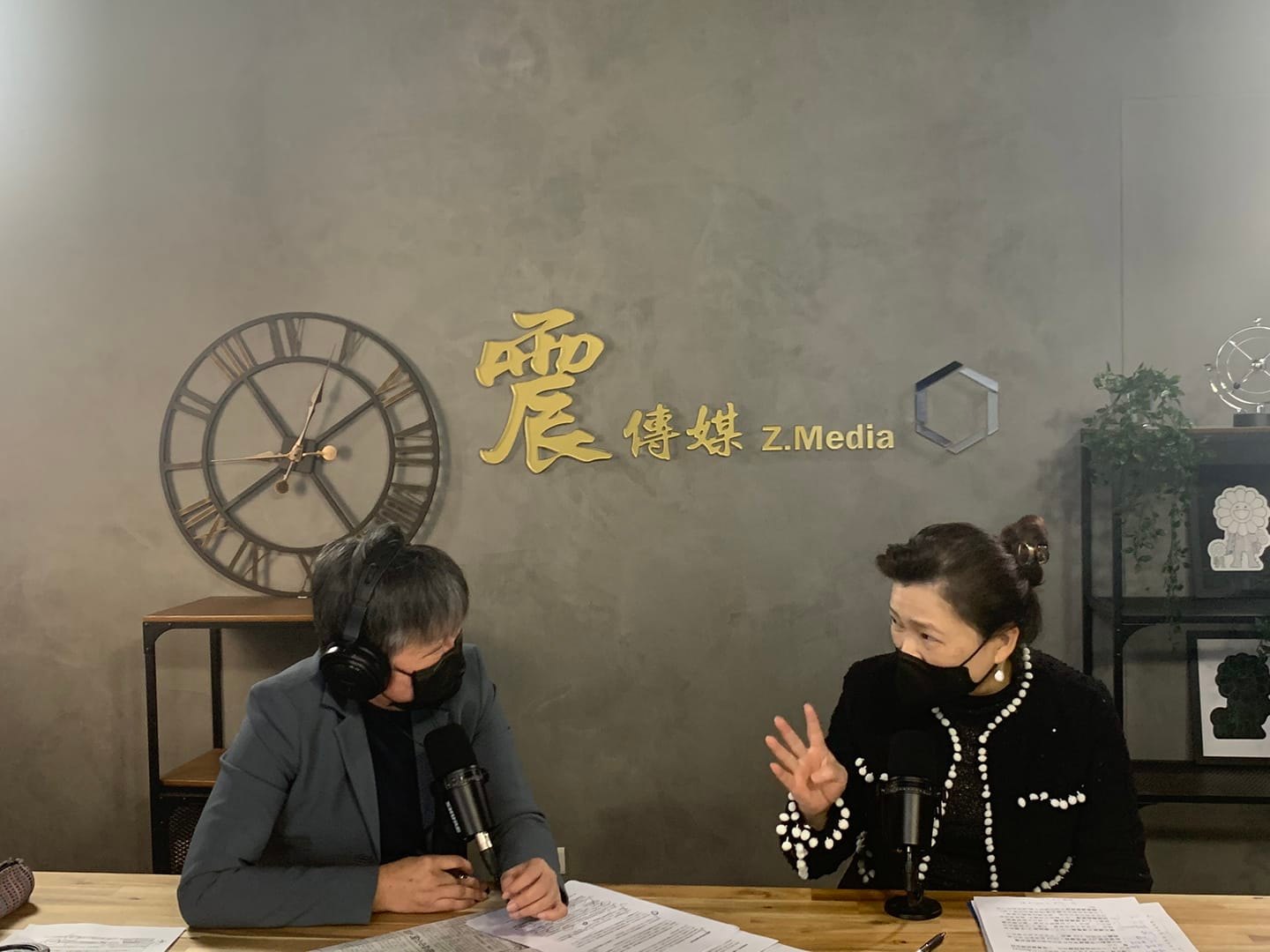 經濟部長王美花(右)3日接受網路節目專訪。(臉書)