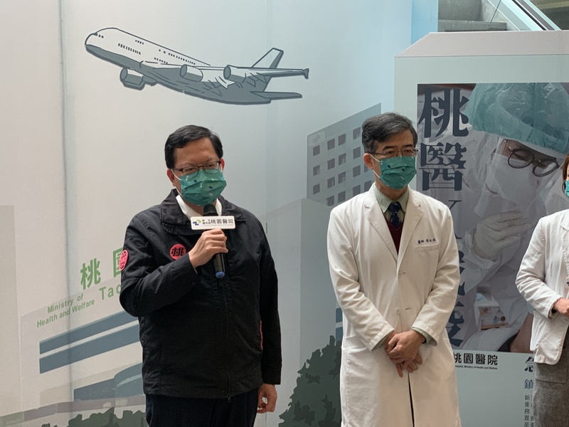 桃園市長鄭文燦（左）4日接受媒體聯訪表示，將在忠貞市場旁設置3處採檢站，讓民眾免費採檢。 (圖：中央社)