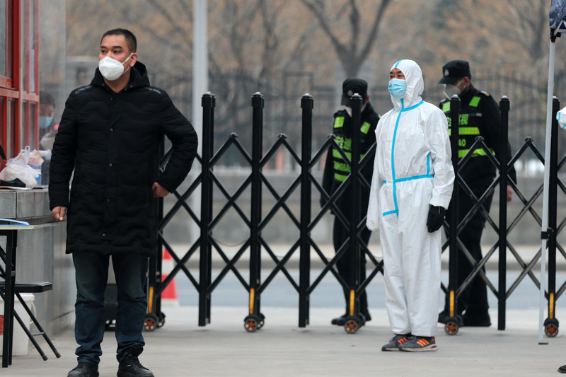 不少西安民眾近日被集體載往郊區隔離，卻因條件欠佳而自己步行返家，使「社會面清零」一詞引起議論。(圖：中央社)