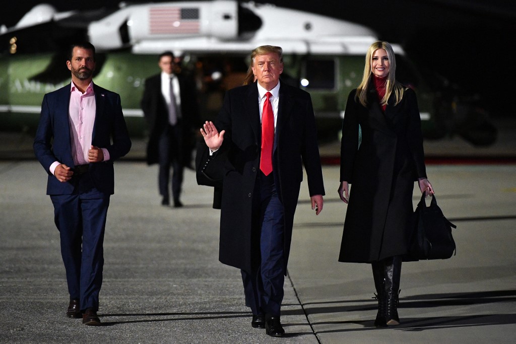 美國前總統川普(Donald Trump,中)、他的兒子小唐納．川普(Don Jr.,左)和女兒伊凡卡(Ivanka,右)。 (檔案照片/AFP)