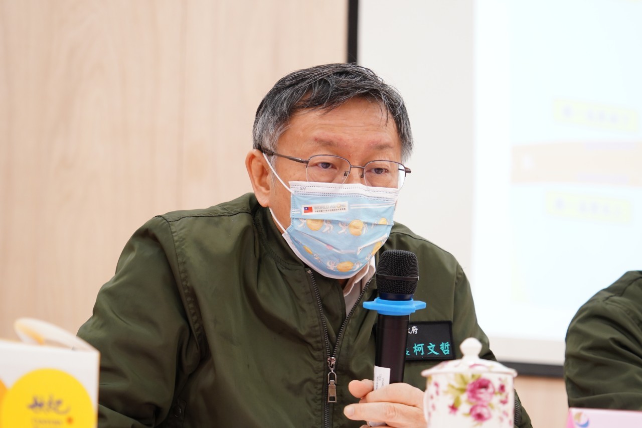 台北市長柯文哲4日與士林區里長座談前受訪，表示年貨大街目前仍照常舉辦，但希望透過線上、線下行銷方式減少人潮。(北市府提供)