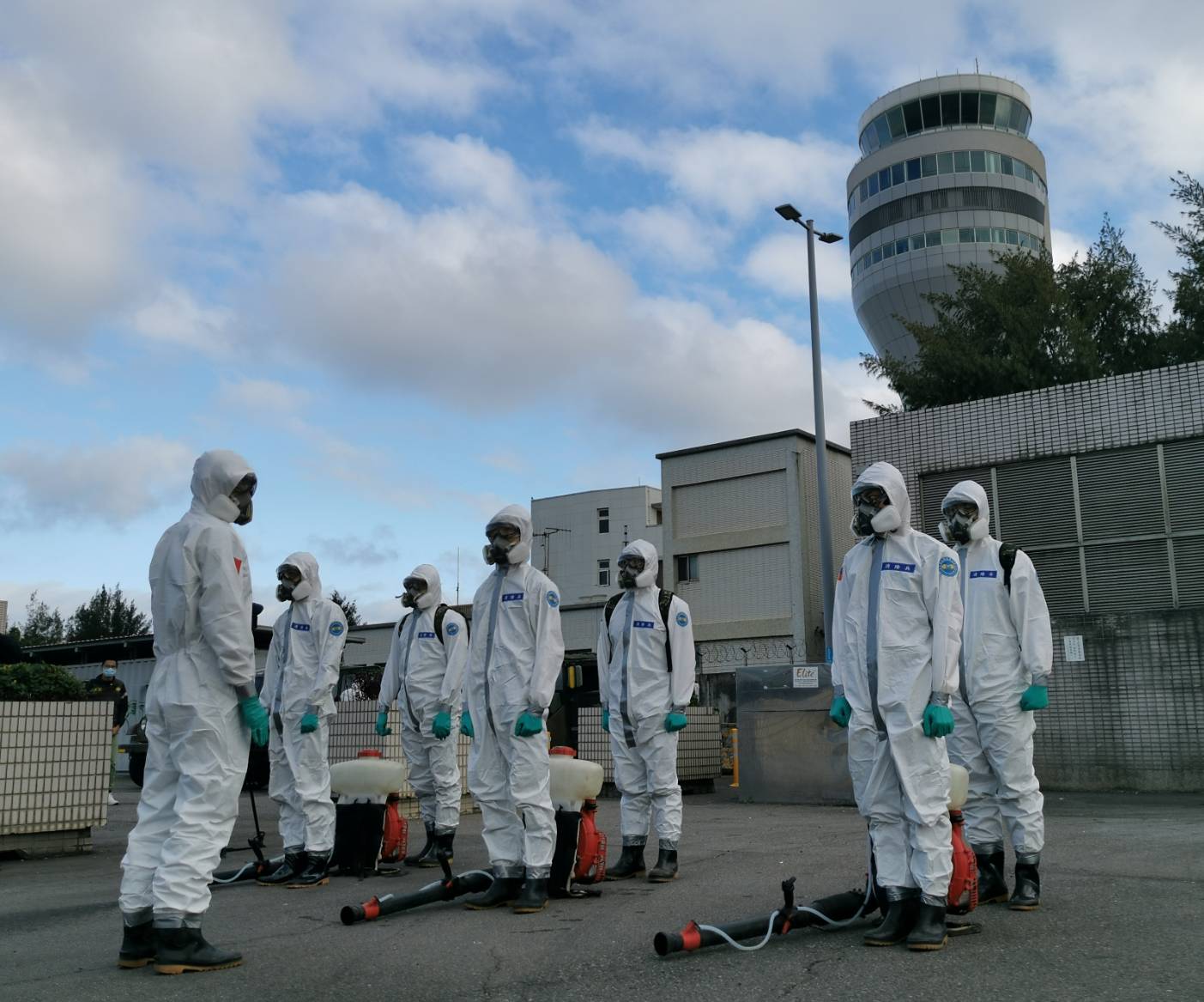桃園機場一名清潔人員驚傳確診COVID-19，國防部陸軍33化學兵群4日動員32人及12組裝備至桃園機場P3停車場進行消毒。(桃機公司提供)