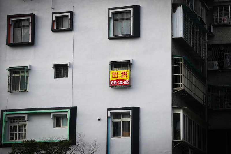 圖為新北市一處住宅在窗戶刊登出售廣告。 (圖：中央社)