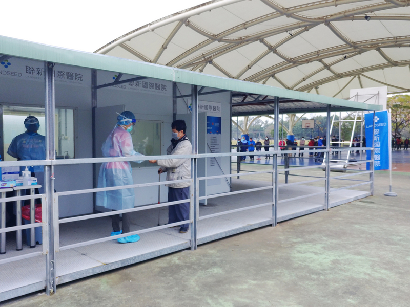 桃園機場出現4名COVID-19本土病例，桃園市政府5日上午在龍岡大操場設立採檢站，許多民眾排隊等候篩檢。 (圖：中央社)