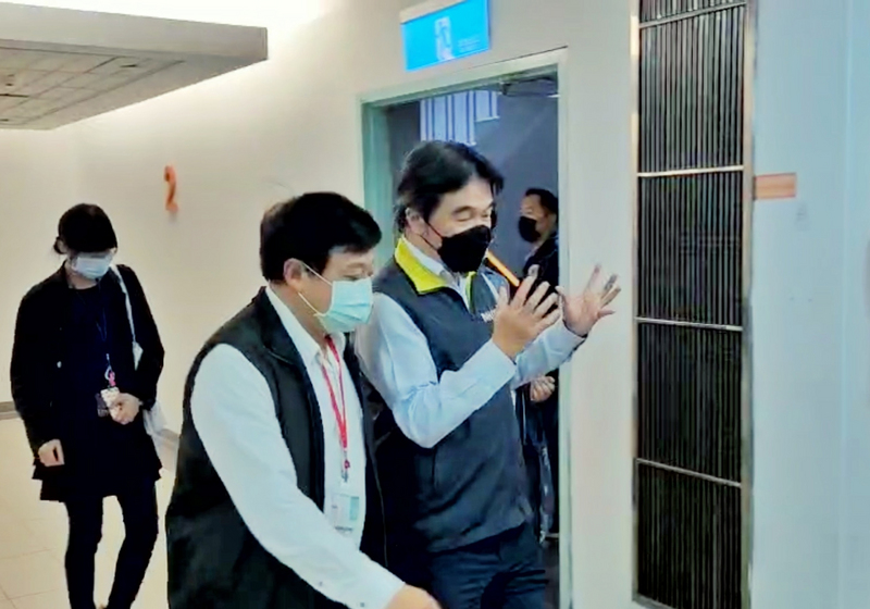 中央流行疫情指揮中心在桃園國際機場成立前進指揮所，由衛福部醫福會執行長王必勝（前右）統籌。(圖：中央社)