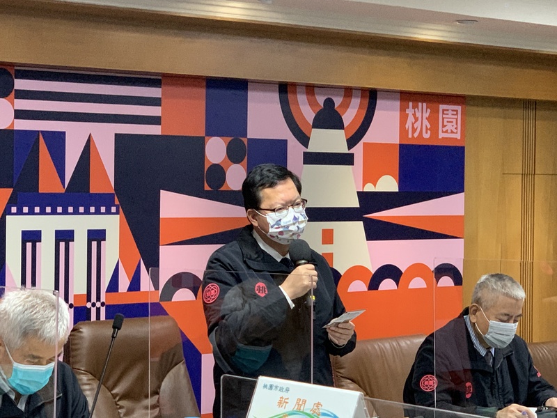 現在起到春節都是警戒期，桃園市長鄭文燦(中)呼籲民眾落實3防疫政策。(圖：中央社／資料照)