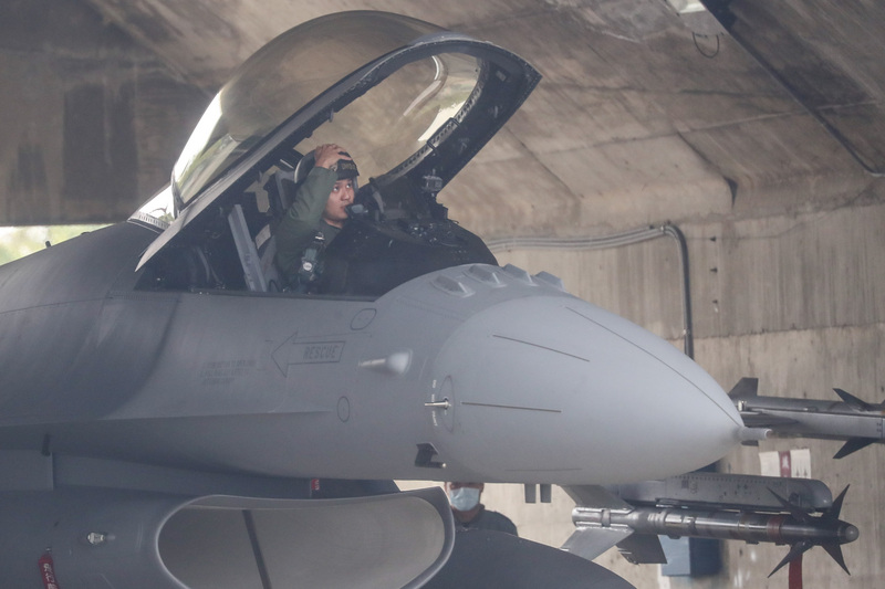美方出售給台灣的66架新造F-16戰機預計2026年全數交機，但外媒憂心飛行員不足成隱憂。圖為空軍第四聯隊進行F-16V緊急起飛操演。 (圖：中央社)