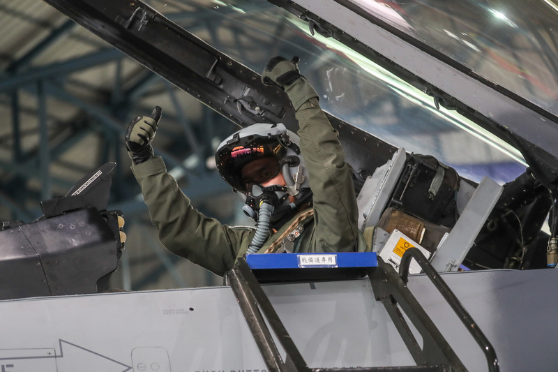 空軍「鳳展專案」構改升級我軍F-16V戰機，國防部近日證實，聯合頭盔瞄準系統將會依照期程續購。(資料圖片／中央社)
