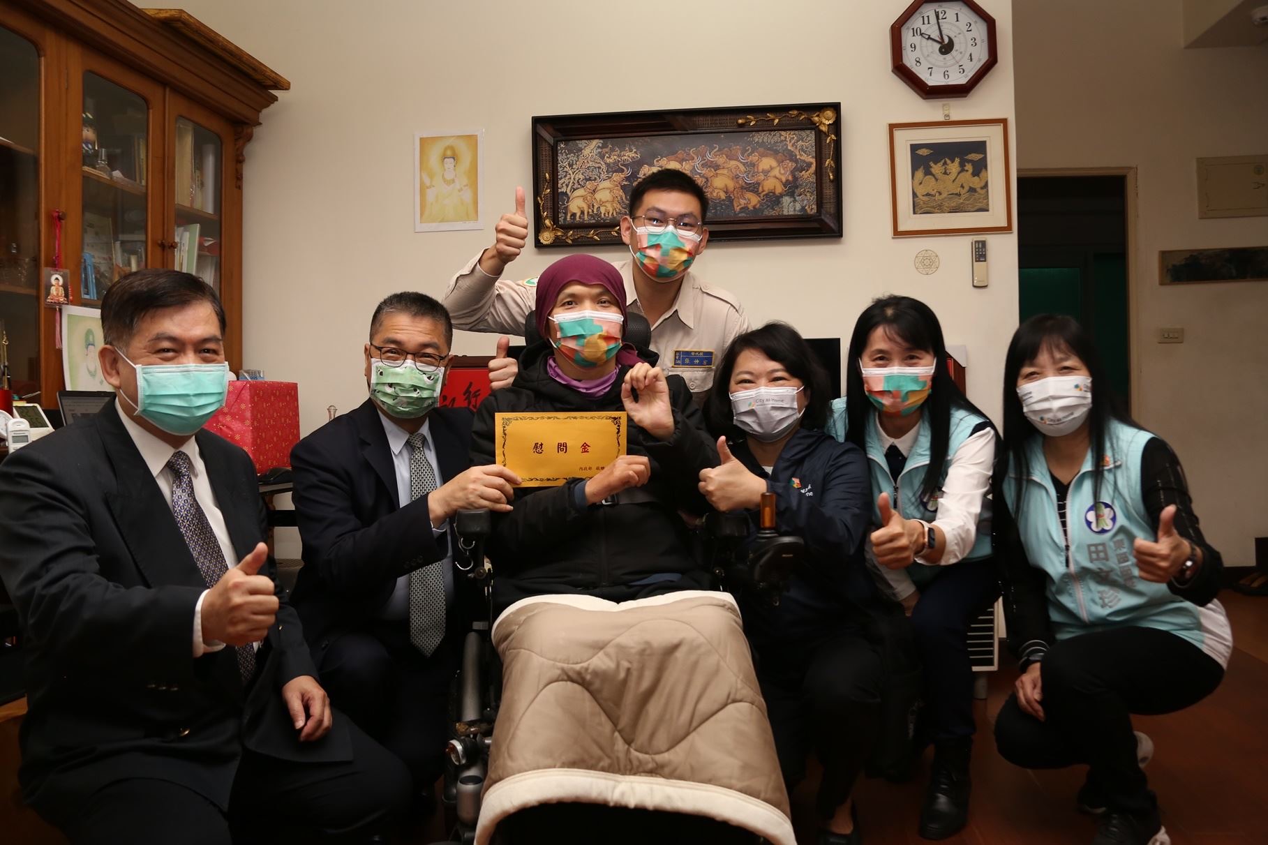 內政部長徐國勇5日探視受傷退役的國軍弟兄，並致贈慰問金及禮品。(內政部提供)