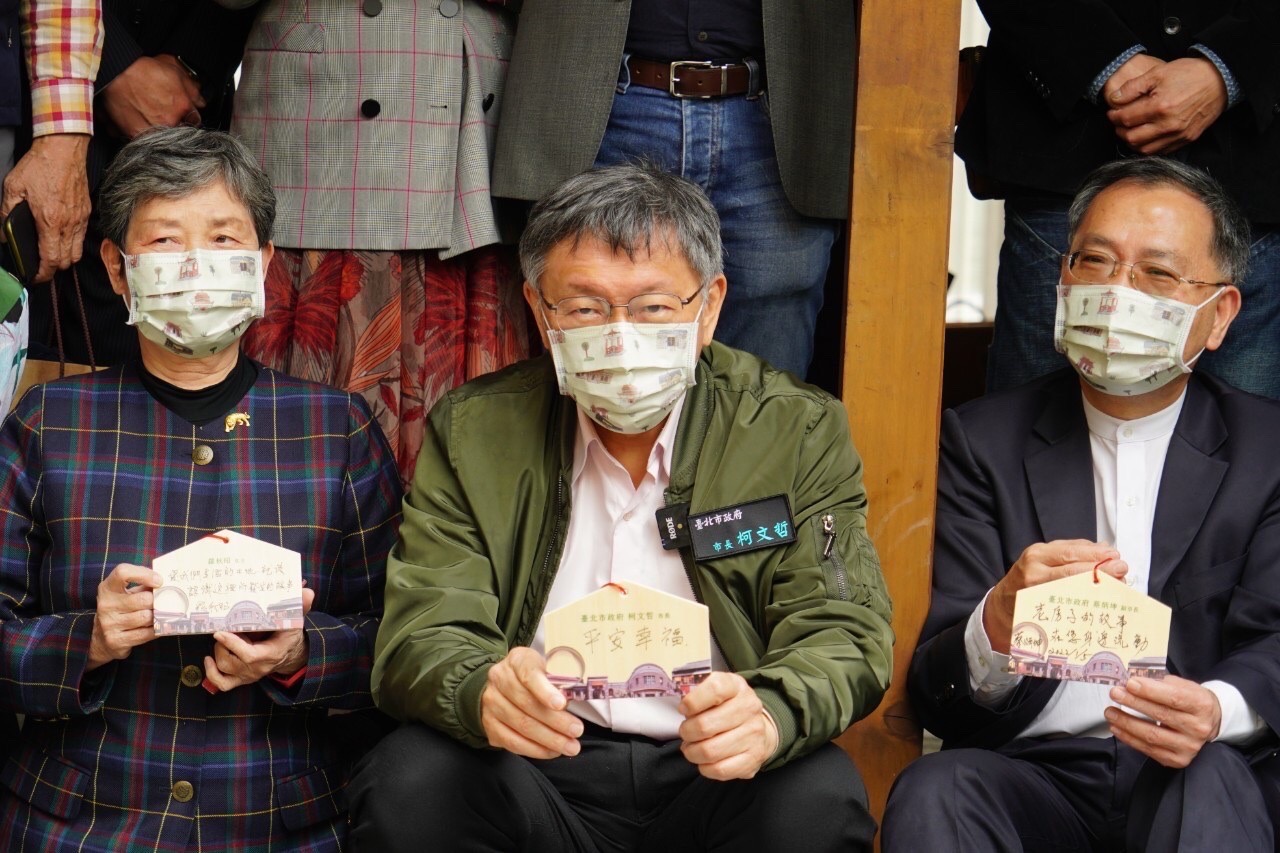台北市長柯文哲(中)在出席老房子文化運動計畫成果暨開幕記者會後受訪表示，北市不會貿然拉高防疫等級或關餐廳、禁內用。(北市府提供)