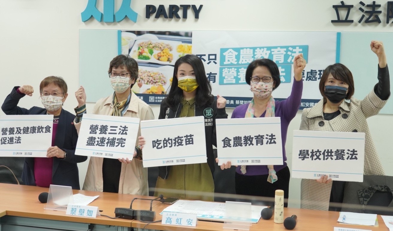 立法院民眾黨團5日邀請營養專家，共同呼籲政府盡速推動「營養及健康飲食促進法」及「學校供餐法」。(林詠青攝)