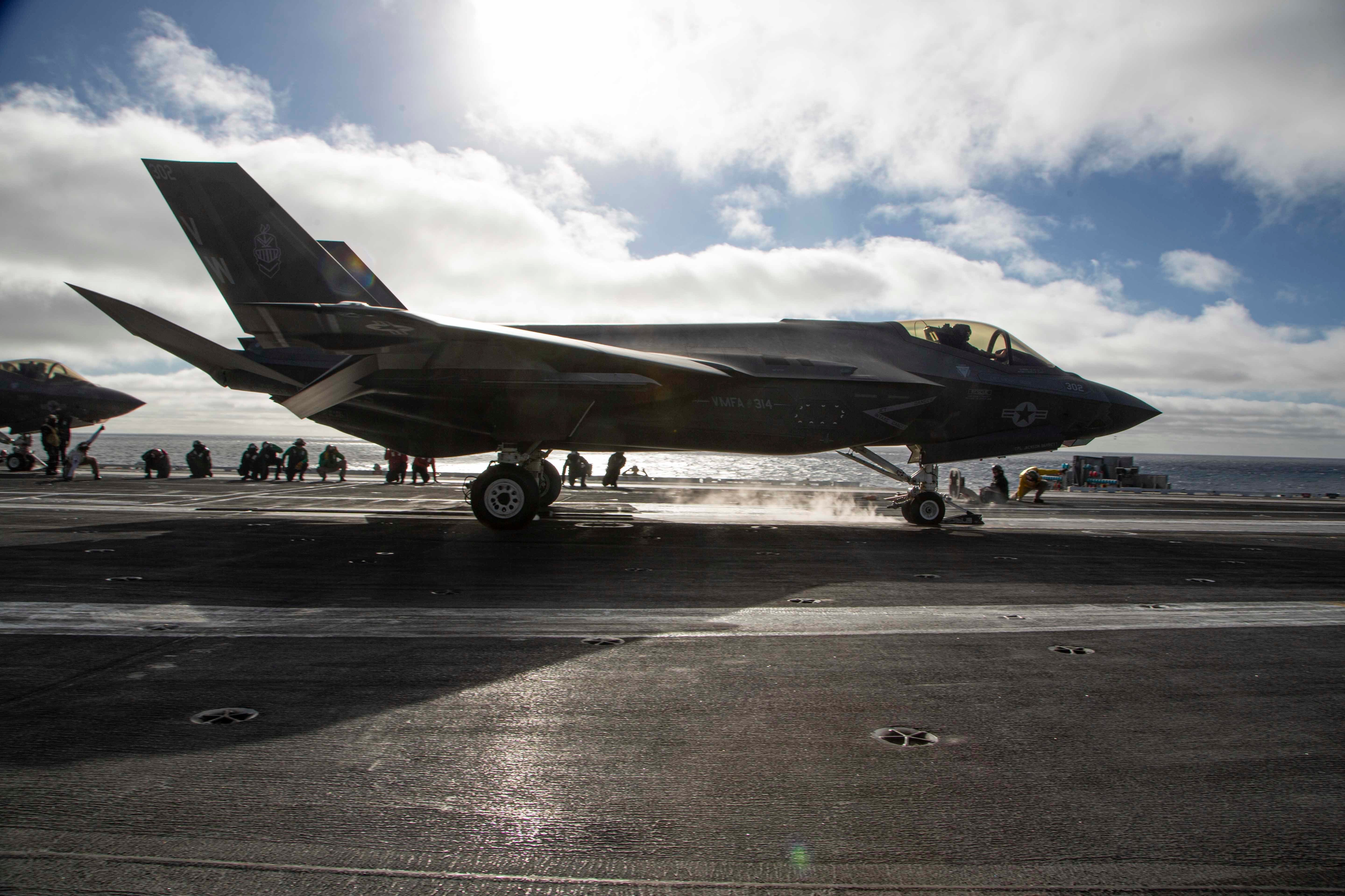 圖為美軍F-35C戰機準備由林肯號航艦甲板起飛。 (圖:美國海軍)