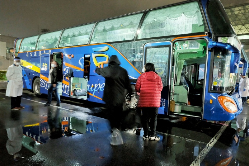中央流行疫情指揮中心5日晚間公布，桃園機場群聚再新增3名確診者，皆為擴大採檢信實外包大夜班清潔員，針對清潔外包公司航廈夜班人員共93人，全數送集中檢疫所集中隔離。 (圖：中央社)