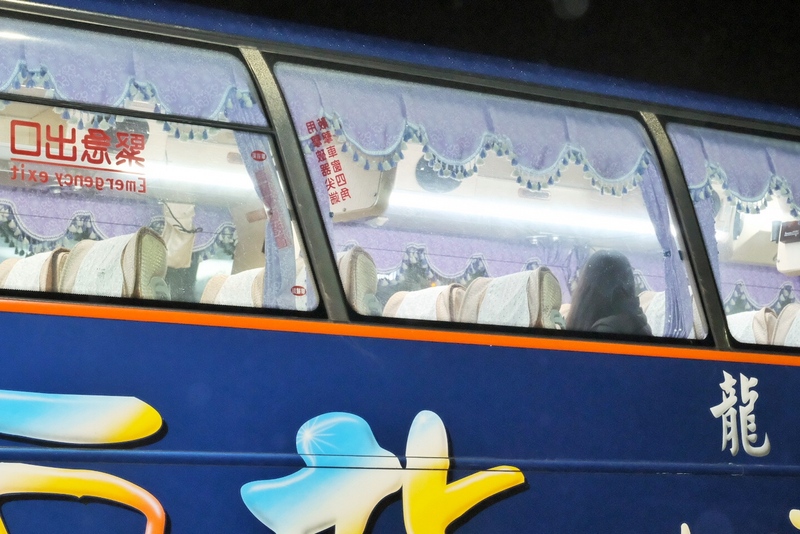 中央流行疫情指揮中心5日晚間公布，桃園機場群聚再新增3名確診者，皆為擴大採檢信實外包大夜班清潔員，針對清潔外包公司航廈夜班人員共93人，全數送集中檢疫所集中隔離。 (圖：中央社)
