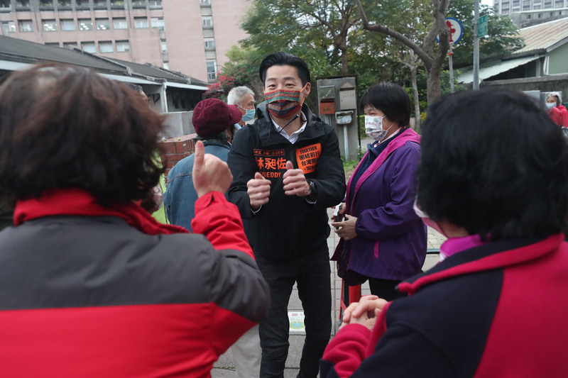 無黨籍立委林昶佐罷免案9日將投票，林昶佐（中）6日下午在台北市萬華徒步掃街，向當地民眾宣傳投下罷免不同意票。 (圖：中央社)