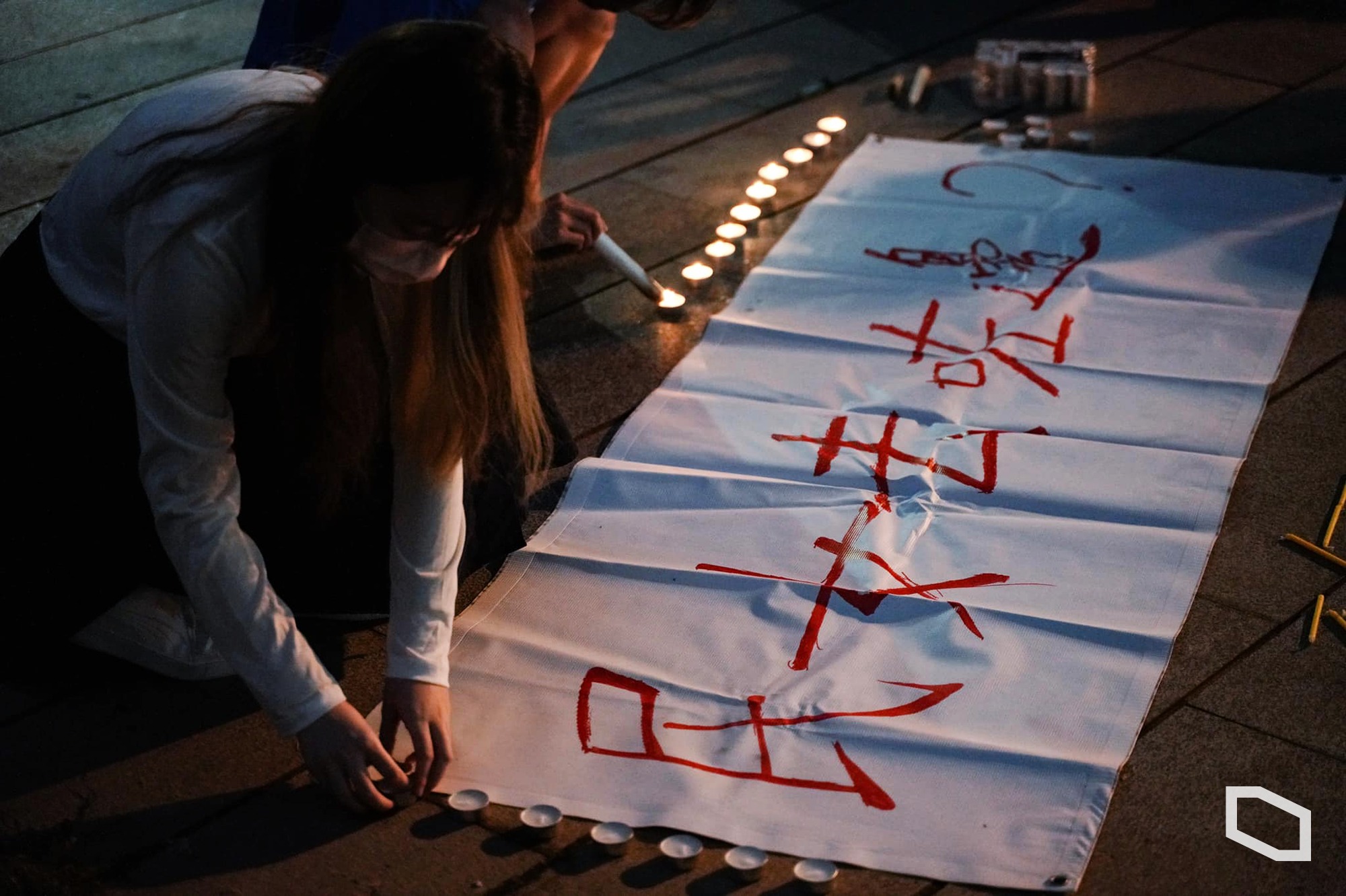 「港版國安法」正式實施後，香港進入一個沈默的混沌世代。圖為2021年中大民主女神像被拆，民眾點燭燈、設標語探問民主去向。 (資料照/立場新聞)