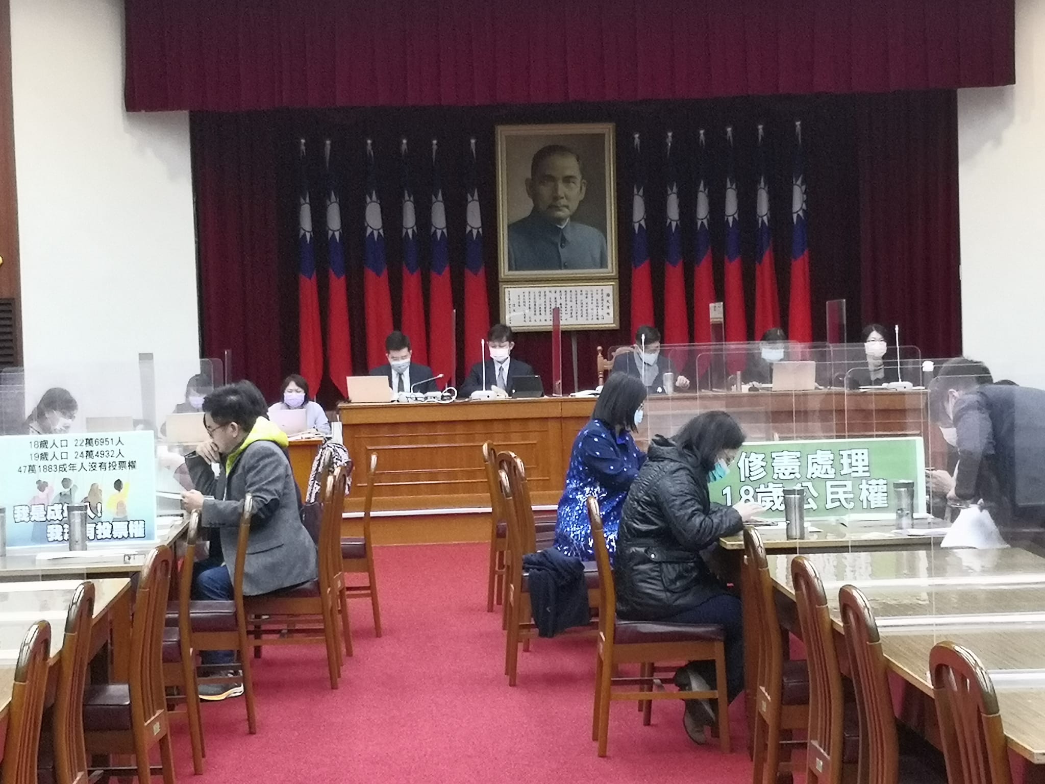 立法院修憲委員會7日舉行第三次全體會議，不過，國民黨團質疑民進黨想以下修18歲公民權，包裝推動降低修憲門檻，並批評民進黨團多數霸凌少數，再度缺席會議。（劉玉秋攝）