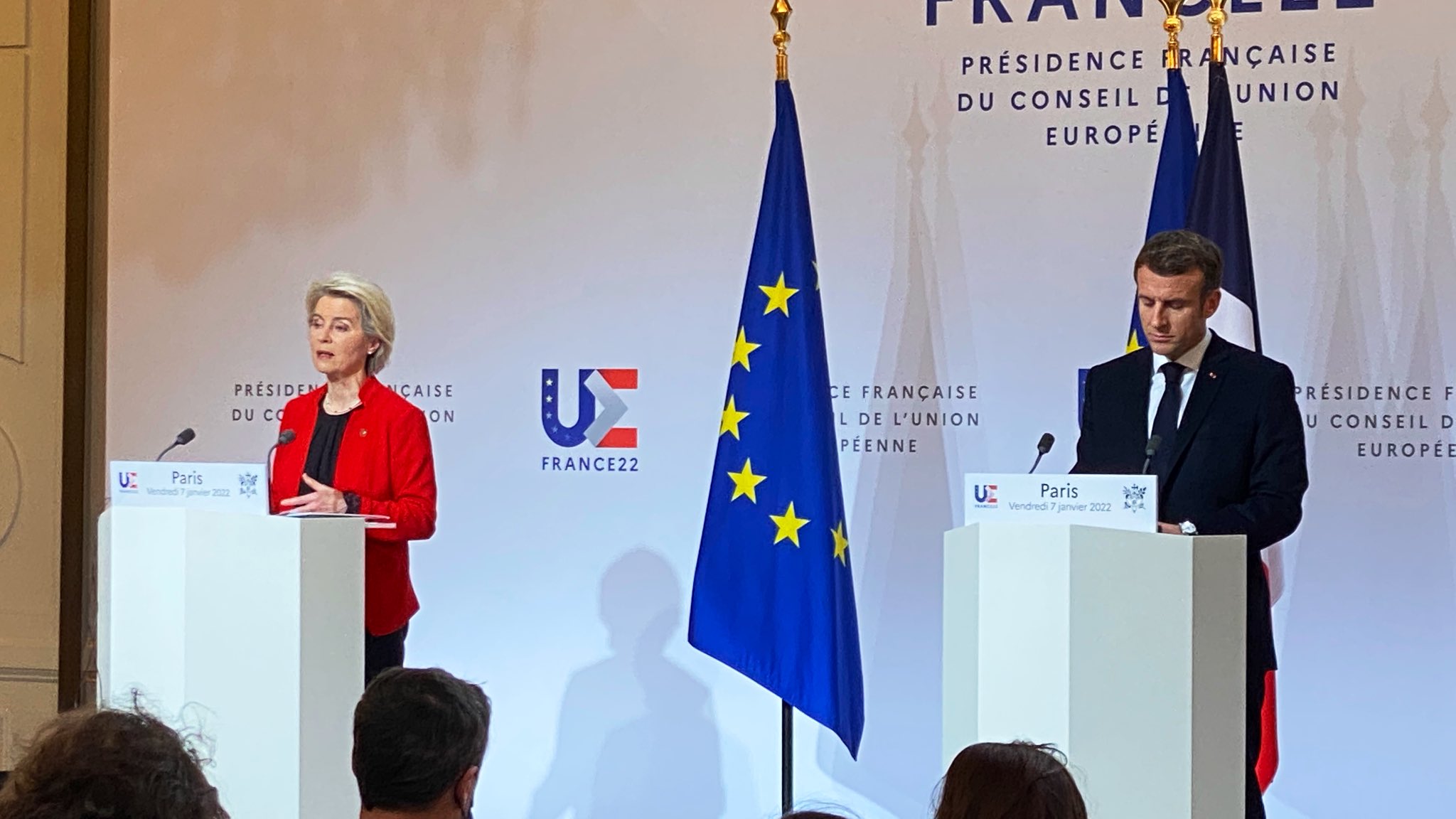 歐盟執委會(European Commission)主席范德賴恩(Ursula von der Leyen)(左)7日表示，解決俄羅斯和烏克蘭之間緊張局勢的談判，必須讓歐洲參與。(圖:@vonderleyen/Twitter)