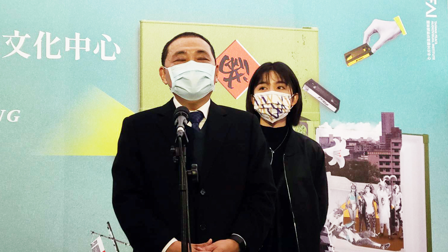 新北市長侯友宜7日受訪時表示，中央應調整高風險國家名單、檢討春節檢疫措施和縮短第三劑施打時間。(江昭倫攝)