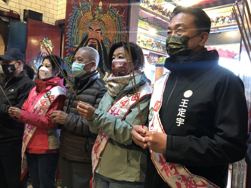 台中市第2選區立委補選9日投票，民進黨籍候選人林靜儀（右2）8日上午在立委王定宇（右1）、林楚茵（右4）等陪同下，到沙鹿區西勢里慶安宮參拜祈福。 (圖：中央社)