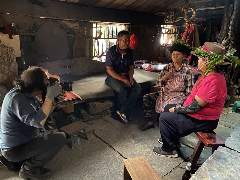紀錄片導演鄧文斌以石板屋為背景的新作「中間之地」，近日獲布拉格國際影展最佳紀錄片肯定。(圖：中央社)