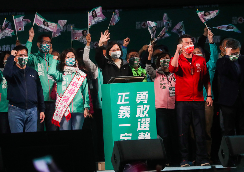 民進黨籍台中市第2選區立委候選人林靜儀（前左2）8日舉辦選前之夜晚會，總統蔡英文（前中）出席力挺，呼籲選民支持林靜儀。前左為林靜儀競總主委林佳龍。 (圖：中央社)