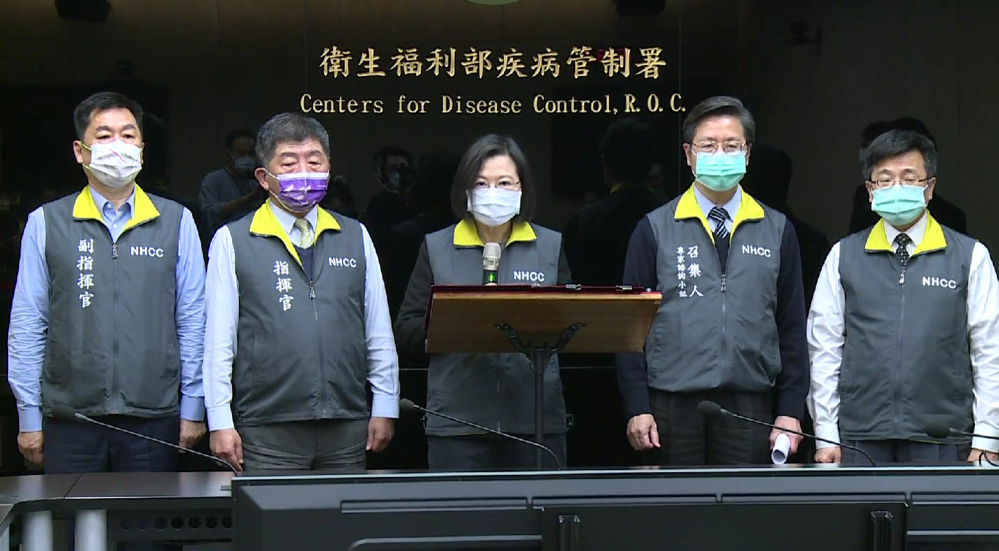 桃機群聚疫情持續延燒，蔡英文總統8日赴疫情指揮中心視察防疫措施。(圖擷自蔡英文總統臉書)