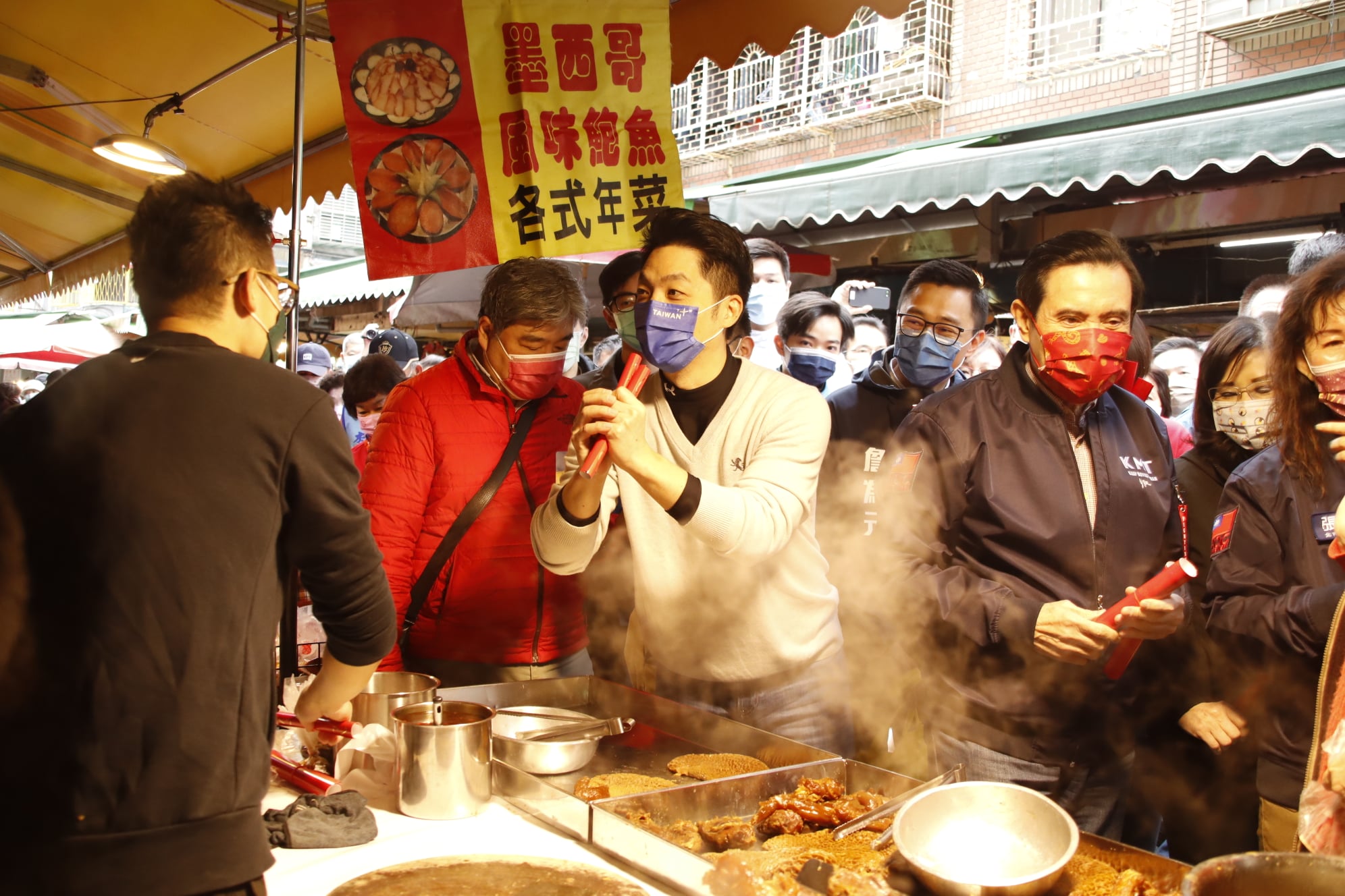 台北市長選舉熱門人選、國民黨立委蔣萬安，8日與前總統馬英九同台發春聯。(圖:取自蔣萬安臉書)