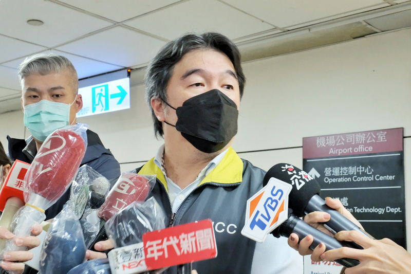 桃機染疫案擴大，桃園機場前進指揮所指揮官王必勝(右)表示，擴大篩檢8日總共採了1565人，截至9日下午2時共採檢6000人左右，還在繼續進行中，總數大約在8000人左右，預計晚間8時會採完。(圖：中央社)