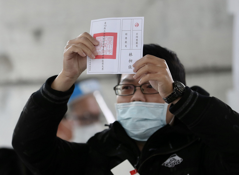 中選會9日說，台中市第二選區立委補選，由民進黨推薦的林靜儀當選；無黨籍立委林昶佐罷免案因同意票數不足選舉人總數1/4以上，結果為否決。圖為稍早前開票情況。(圖：中央社)