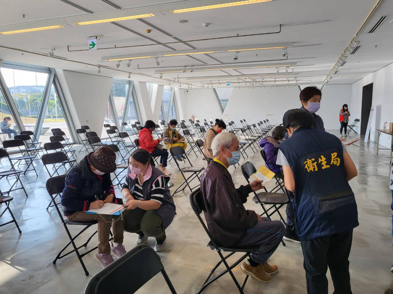 民眾接種第3劑疫苗。（資料照片／高雄市政府提供）