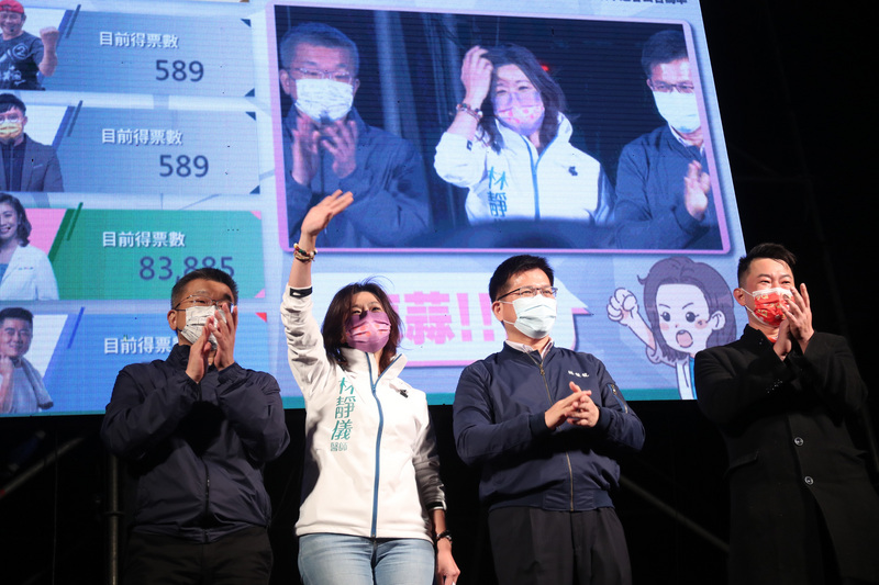 台中市第2選區立委補選9日投票，晚間開票結果出爐，民進黨籍候選人林靜儀(左2)現身開票現場宣布當選。(圖：中央社)