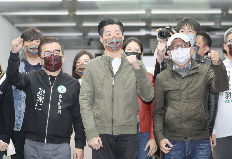 無黨籍立委林昶佐罷免案9日投開票，晚間開票完成，同意票未達罷免門檻；林昶佐（前中）發表談話，感謝支持者讓他守住中正、萬華區。 (圖：中央社)