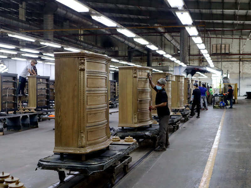 越南2021年防疫破功，導致經濟遭受重挫，胡志明市調查顯示，一半的企業發放年終面臨困難，官方允諾祭出補貼相挺企業度難關。圖為越南一家家具廠。 (圖：中央社)