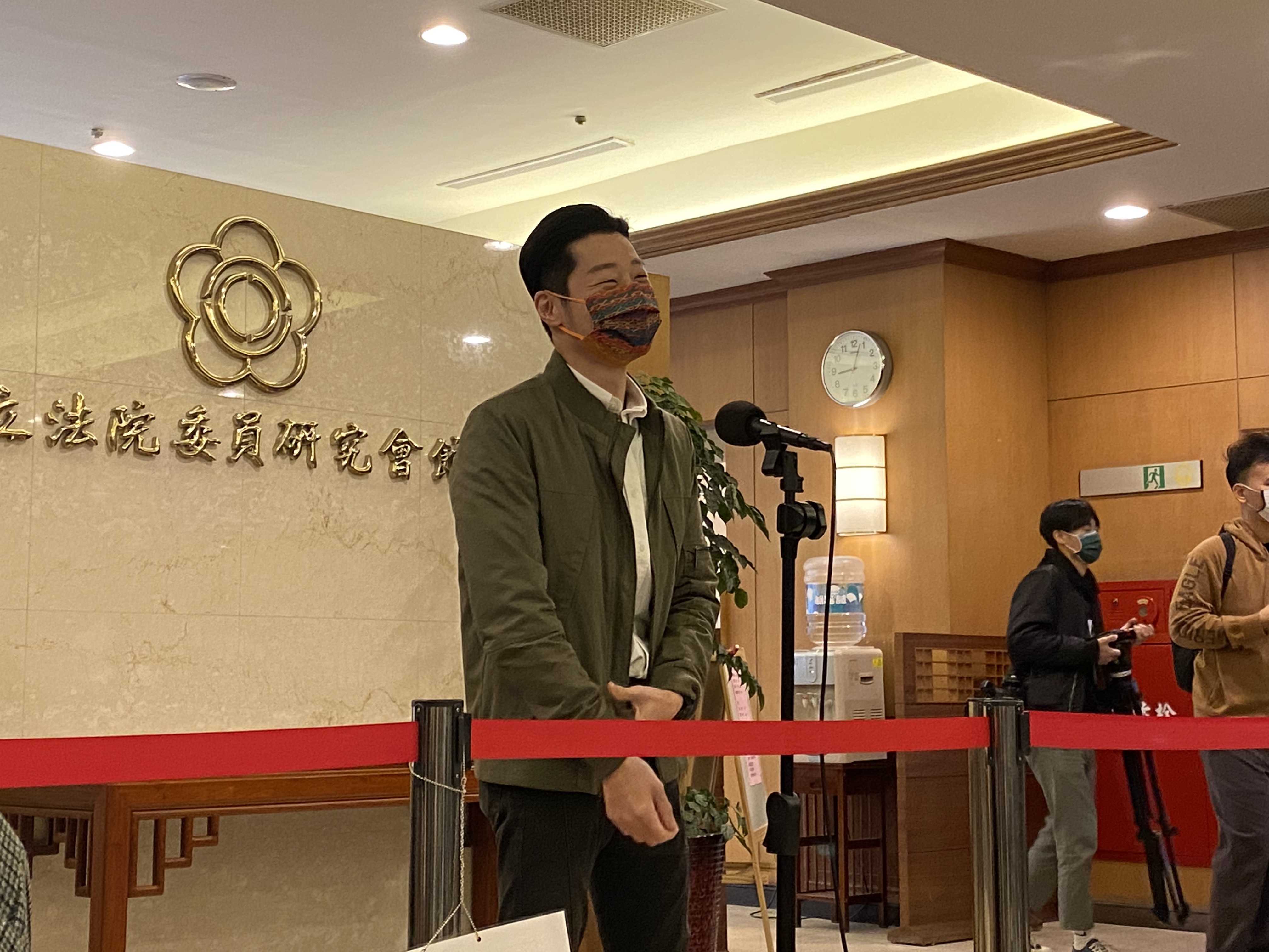無黨籍立委林昶佐順利挺過罷免案，10日一早神情輕鬆返回立法院上班。(林詠青攝)