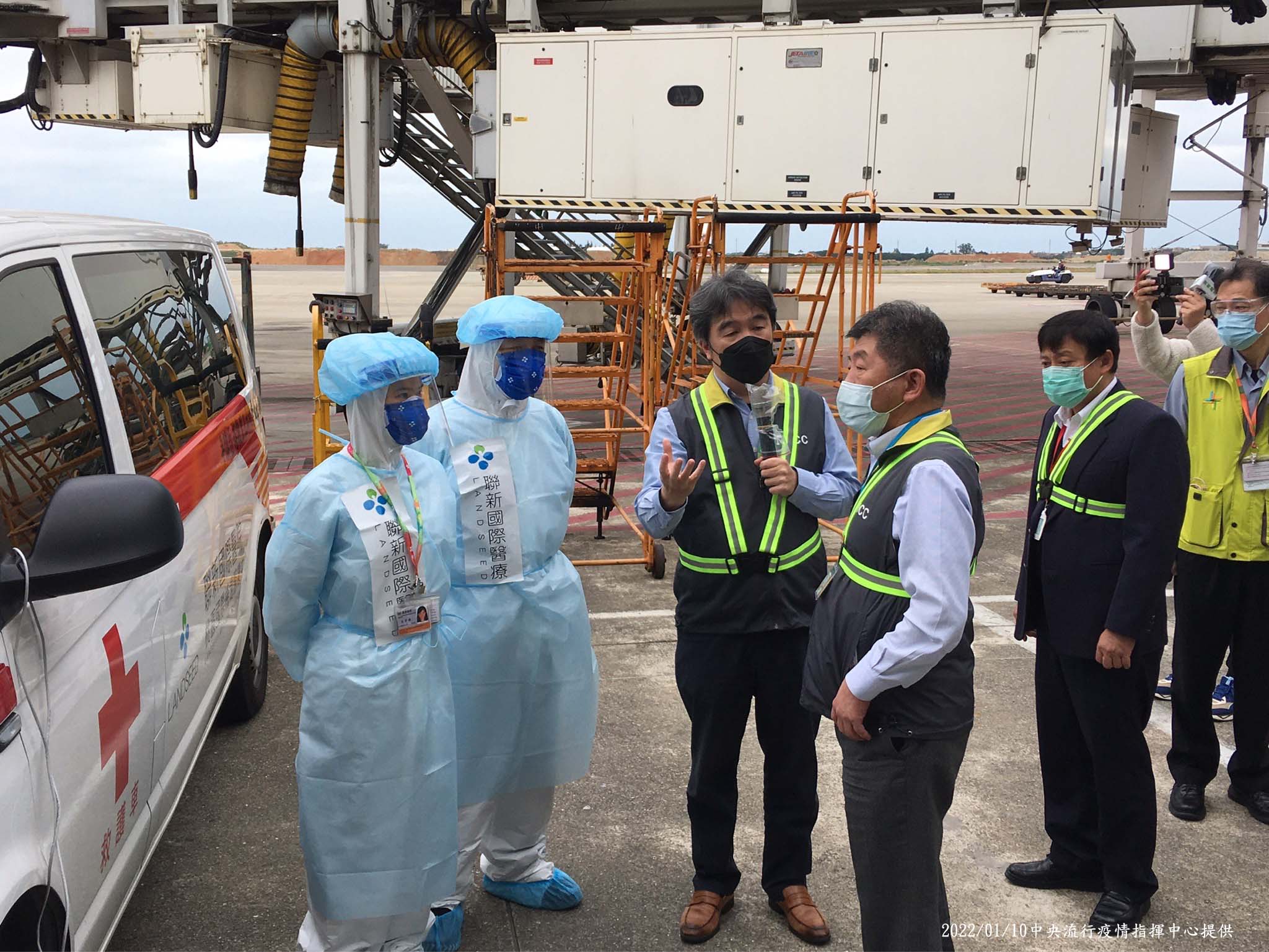 陳時中10日視察桃機入境採檢新制動線規劃。(指揮中心提供)