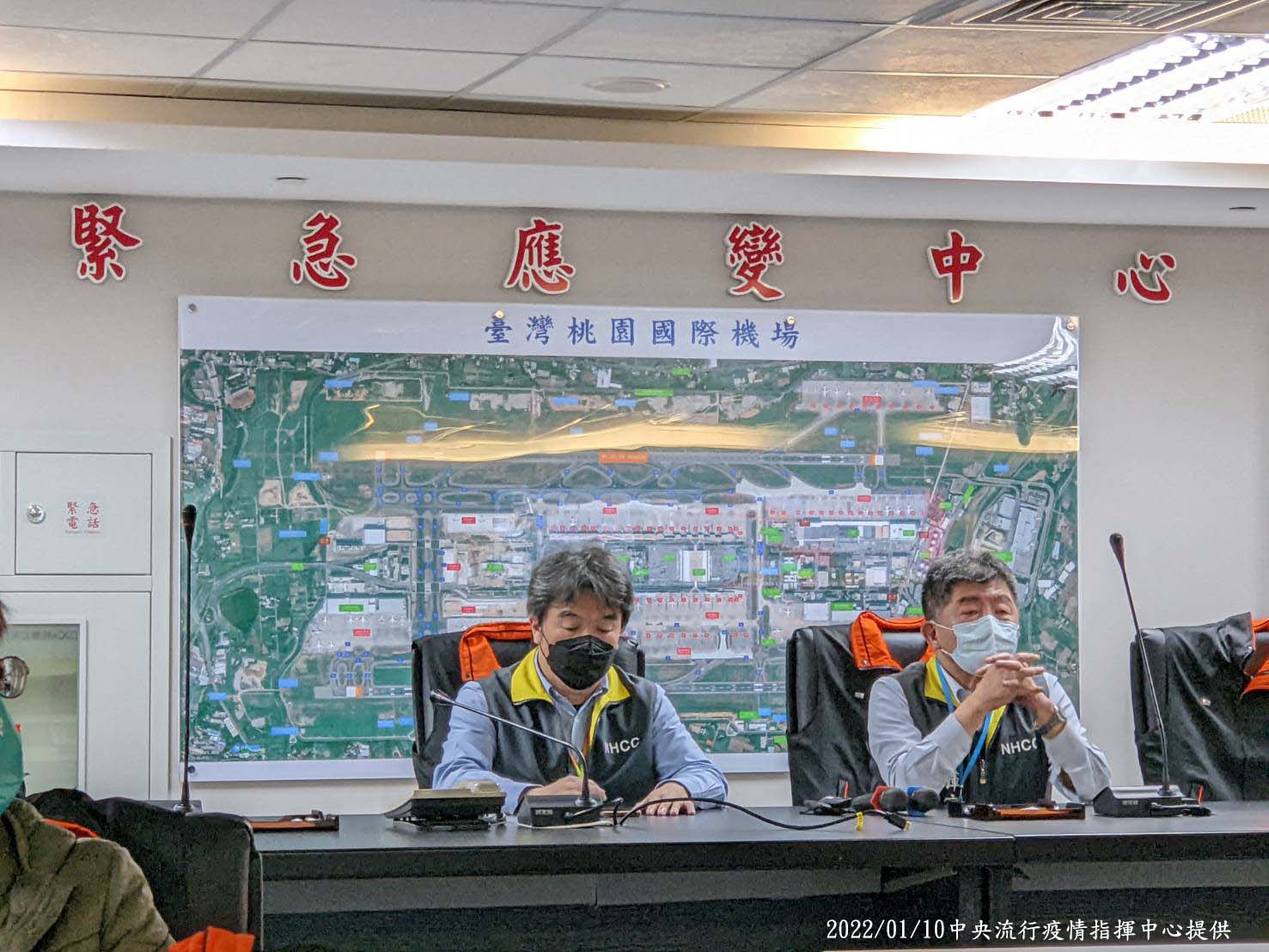 桃機擴大普篩已完成，王必勝(左)10日表示，再新增1人確診。(指揮中心提供)