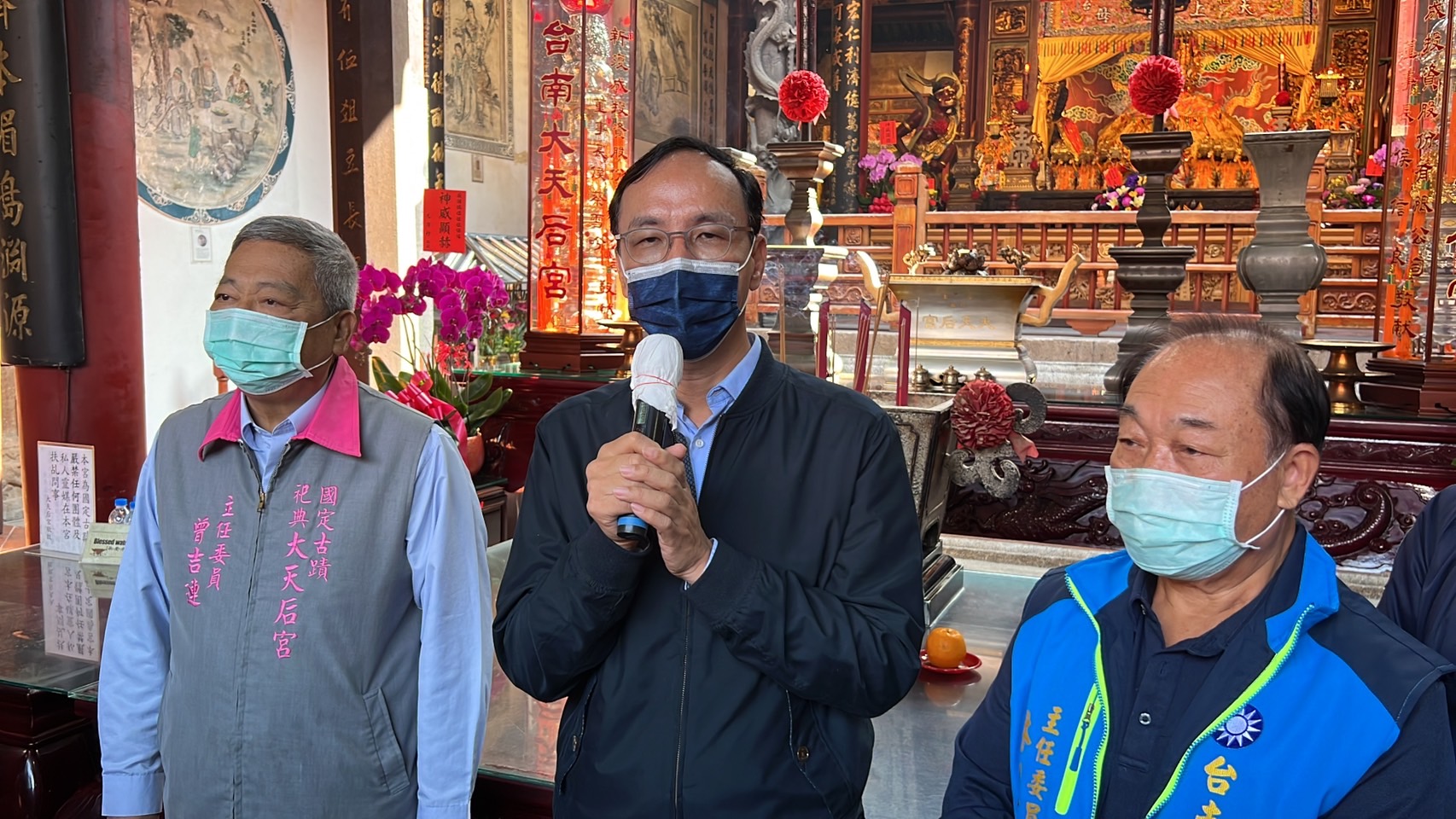 國民黨在台中立委補選和立委林昶佐罷免案雙輸，國民黨主席朱立倫向支持者道歉。(國民黨提供)