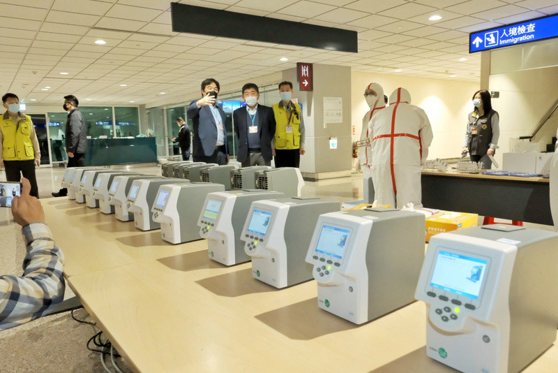 桃園國際機場長程航班旅客採檢新措施上路首日，中央流行疫情指揮中心指揮官陳時中（圖中）11日一早在桃機前進指揮所指揮官王必勝（中左）等人陪同下，前往視察入境採檢作業。 (圖：中央社)