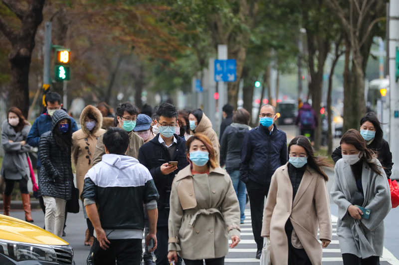 中央氣象局表示，隨著鋒面通過，大陸冷氣團也隨之南下，預估將持續發威到年初六收假日，尤其是明天晚間到大年初五清晨，將是這波冷氣團威力最強的時間點，全台各地的低溫都可能只剩攝氏12到14度。 (圖：中央社)