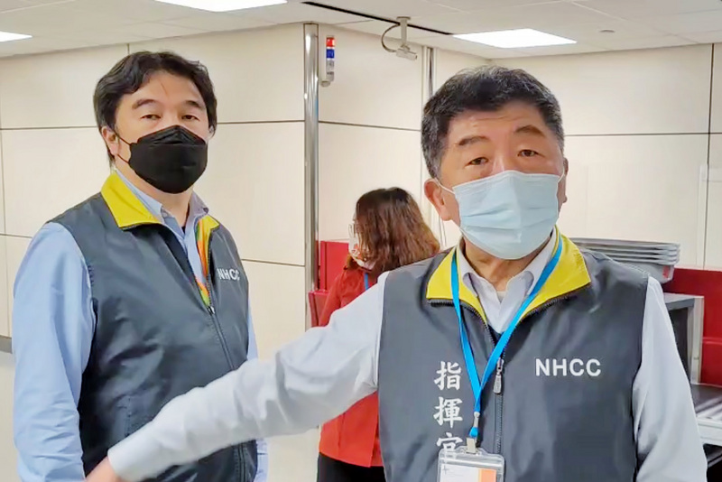 中央流行疫情指揮中心指揮官陳時中（右），與桃園國際機場前進指揮所指揮官王必勝（左）11日晚間一同視察土耳其航空與聯合航空航班旅客入境採檢作業情形。 (圖：中央社)