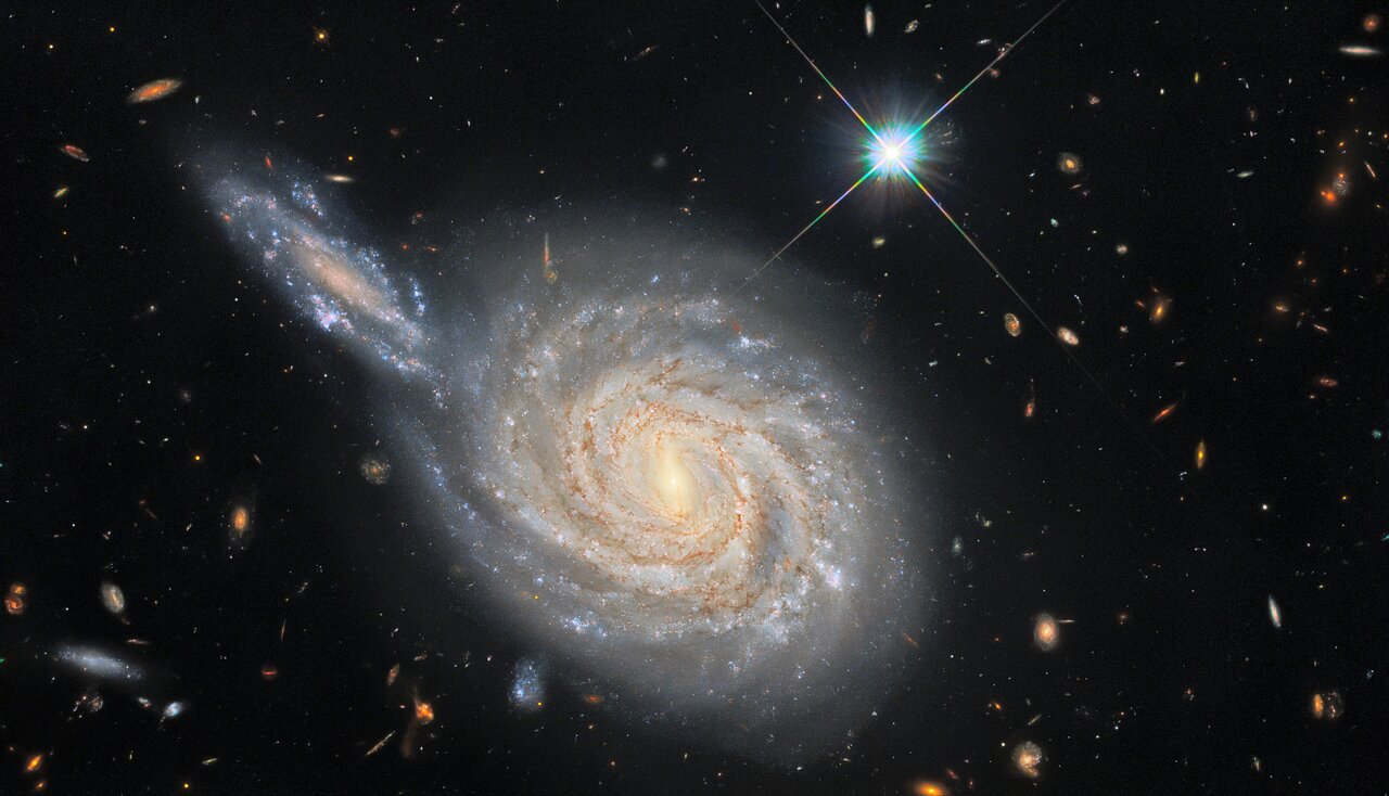 哈伯望遠鏡捕捉到兩星系同框畫面。(圖:NASA)