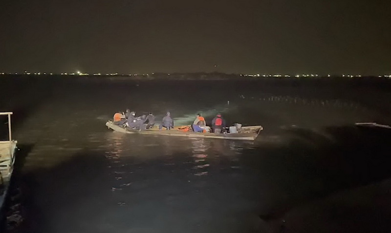 海軍水下作業大隊11日深夜趁海水退潮，乘膠筏下海搜尋墜海F-16V戰機。 (圖：中央社)