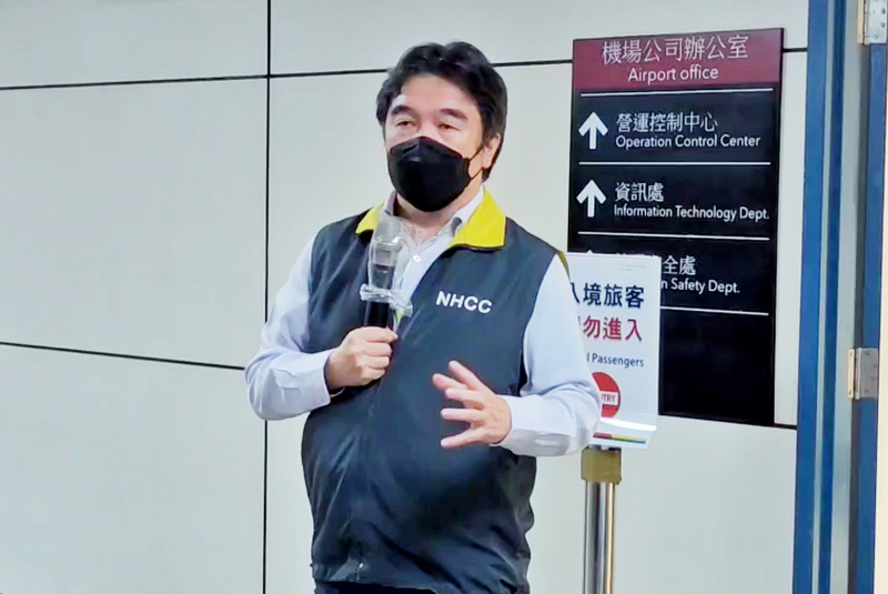 長程航班旅客需執行快速PCR落地採檢新規定上路第2天，桃園國際機場前進指揮所指揮官王必勝12日視察旅客採檢情形時表示，12日一切順利，但前進指揮所會增強採驗量能，以因應接下來的入境高峰期。(圖：中央社)