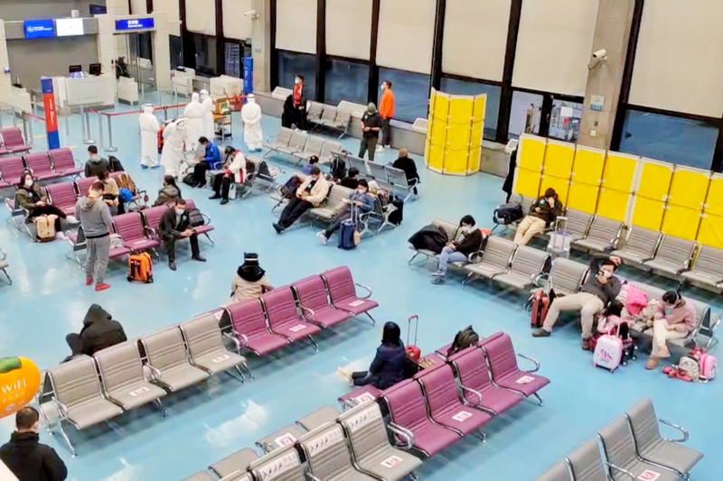 國際及兩岸客運量受到國際疫情高燒不退影響，載客數從2019年近6千萬人次的高峰，慘跌到僅剩102萬人次。(資料照/圖:中央社)