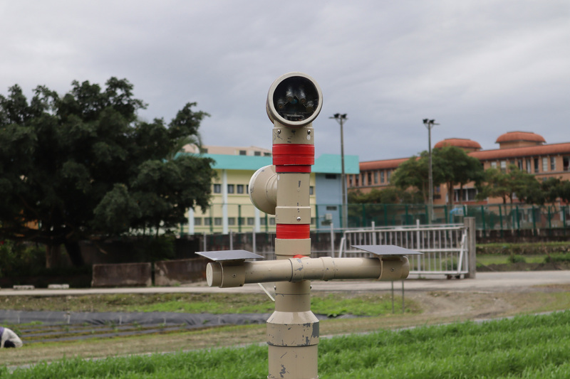 農委會花蓮區農業改良場12日在場區舉辦「農用感知驅鳥裝置」示範觀摩會，展示所開發的雷射驅鳥裝置，利用綠光雷射驚擾驅離鳥禽，並以計時器控制供電，搭配太陽能供電系統，即使在陽光不佳時，還能運作3天左右。(圖：中央社)